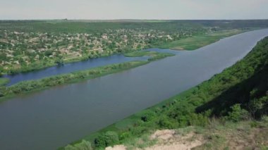 Dinyester nehrinin üzerinde görkemli bir insansız hava aracı. Moldova Cumhuriyeti. 4K