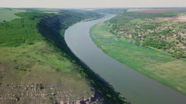 Dinyester nehrinin üzerinde görkemli bir insansız hava aracı. Moldova Cumhuriyeti. 4K