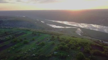 Dniester nehrinin üzerinde güneş doğarken insansız hava aracının uçuşu. Moldova Cumhuriyeti. Dinyester nehrinin üzerinde güzel bir gün doğumu..