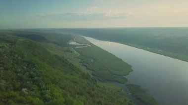 Dniester nehrinin üzerinde güneş doğarken insansız hava aracının uçuşu. Moldova Cumhuriyeti. Dinyester nehrinin üzerinde güzel bir gün doğumu..