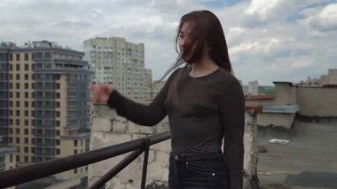 Açlık arka planında bir kızın portresi. Genç bir kız kıvırcık saçlarını düzeltiyor..