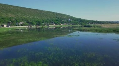 Peyzaj nehri Dnister 'da görkemli hava aracı uçuşu. Taşlarla dolu dik bir sahil. Yaz zamanı. 4K