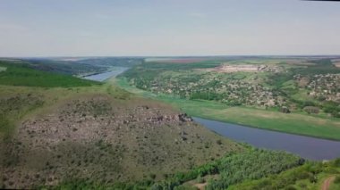 Dinyester nehrinin üzerinde görkemli bir insansız hava aracı. Moldova Cumhuriyeti. 4K