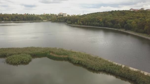 Flygfoto Över Sjö Park Med Höstträd Kishinev Moldavien Episk Flygning — Stockvideo