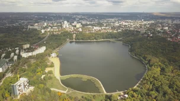 Vista Aérea Lago Parque Con Árboles Otoñales Kishinev Moldavia Epic — Vídeo de stock