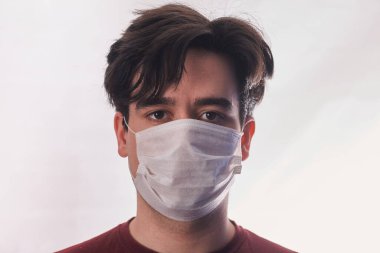 Tıbbi maskeli bir adam, yakın plan portre. Sağlık hizmetleri. Covid-19 koronavirüs belirtileri.