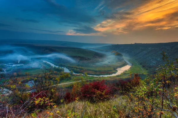 Východ Slunce Nad Mlhavou Řekou — Stock fotografie