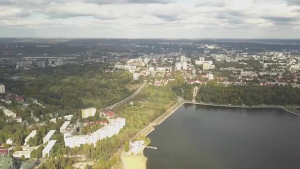 Letecký Pohled Jezero Parku Podzimními Stromy Kišiněv Moldavsko Epický Vzdušný — Stock video