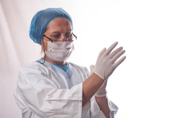 Zorgverleners Beschermen Tegen Infectie Een Vrouwelijke Arts Trekt Medische Handschoenen — Stockfoto