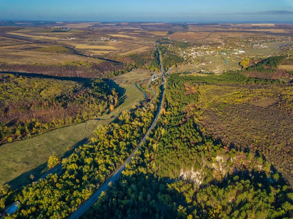 秋天五彩斑斓的森林空中景观 道路纵横交错 — 图库照片