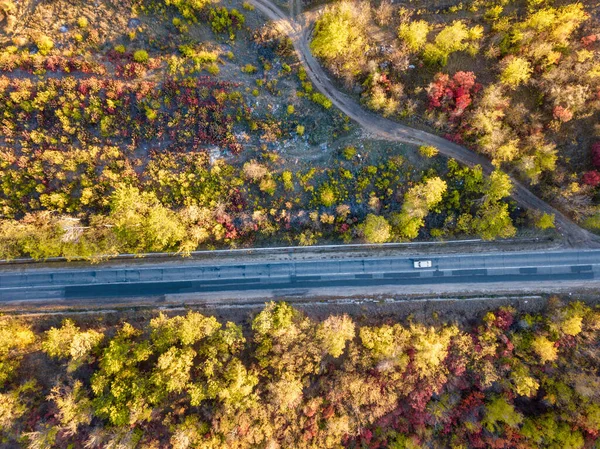 Flygfoto Färgglad Skog Hösten Med Vägbana Genom — Stockfoto