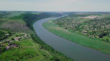 Dinyester nehrinin üzerinde görkemli bir insansız hava aracı. Moldova Cumhuriyeti. 4K