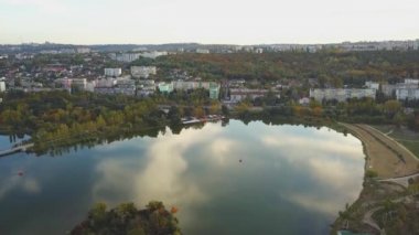 Echo Park Gölü üzerindeki hava görüntüleri. Sonbahar günü şehir parkında. Moldova Cumhuriyeti 'nin başkenti Kishinev.