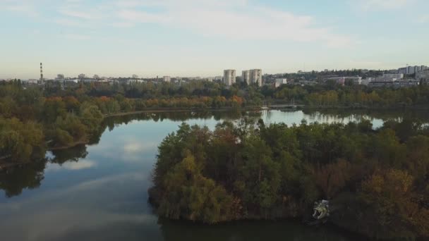 エコーパーク湖の上空映像 秋の日に市公園 モルドバ共和国の首都キシネフ — ストック動画