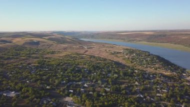 Nehir üzerinden ve sonbaharda küçük bir köy. Moldova Cumhuriyeti. Molovata köyü. River Dniester. Sonbaharda nehir üzerinde ve küçük bir köyde uçacağız. Moldova Cumhuriyeti. Molovata köyü. Nehir Dinamosu.