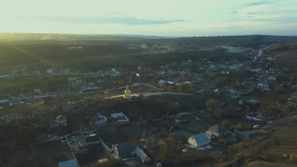 Uma Pequena Aldeia Campo Com Pouca Igreja Centro Vista Aérea — Vídeo de Stock