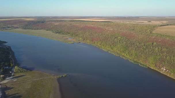 Survol de la rivière et du petit village en automne. République de Moldova de. Village de Molovata. Rivière Dniester.Vol au-dessus de la rivière et du petit village en automne. République de Moldova de. Village de Molovata. Rivière Dniester.