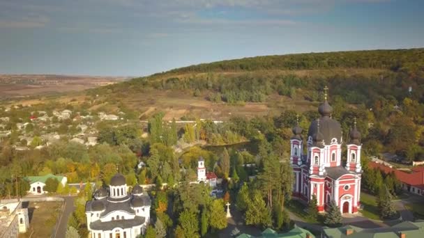 Полет Над Христианским Монастырем Окружении Осеннего Леса Kurky Monastery Moldova — стоковое видео