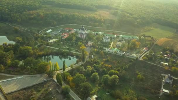 Etrafı Sonbahar Ormanlarıyla Çevrili Bir Hıristiyan Manastırı Üzerinde Uçmak Günbatımında — Stok video