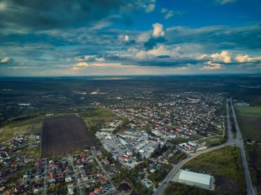 İHA 'dan hava görüntüsü. Şehir, uzak köyler ve tarlalarla banliyölerin üzerindeki hava manzarası inanılmaz.