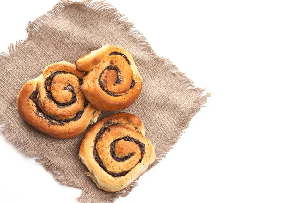 Hausgemachte Sahnebrötchen Mit Erdbeermarmelade Isoliert Auf Weißem Hintergrund — Stockfoto