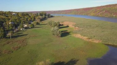 Nehir üzerinden ve sonbaharda küçük bir köy. Moldova Cumhuriyeti. Molovata köyü. Nehir Dinamosu.