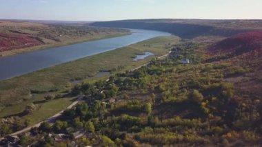 Nehir üzerinden ve sonbaharda küçük bir köy. Moldova Cumhuriyeti. Molovata köyü. Nehir Dinamosu.
