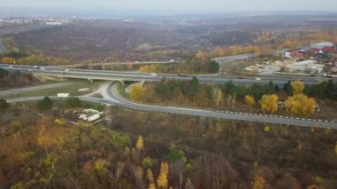 AERİAL Görünümü Sersemletici Sonbahar Doğa ve Yolu üzerinde Uçan Resimli Kırsal Arazi. Autumn Scenery Hava Çekimi Yolu. Sonbahar Günü Renkli Manzaralarda Araba Sürme Yolu.