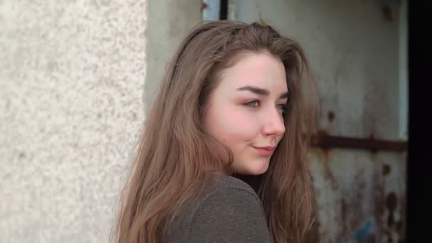 Dışarıdaki Bir Kızın Portresi Eski Bir Binanın Arka Planında — Stok video