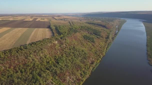 秋には川と小さな村の上を飛行します モルドバ共和国 モロヴァタ村 ドニエスター川 — ストック動画