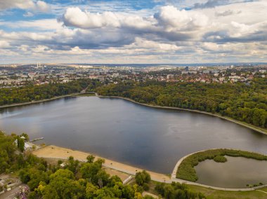 Sonbahar ağaçlarıyla dolu bir parktaki göl manzarası. Kishinev, Moldova. Suyun üzerinde destansı bir uçuş. Gündüzleri renkli sonbahar ağaçları.