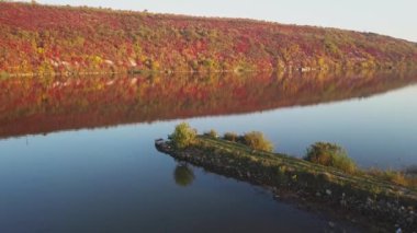 Gün batımındaki eski ahşap iskelenin havadan görünüşü. Nehir iskelesi..