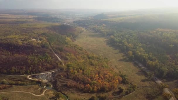 Luchtfoto Van Een Bosweg Weg Langs Heuvel Met Mist Cinematische — Stockvideo