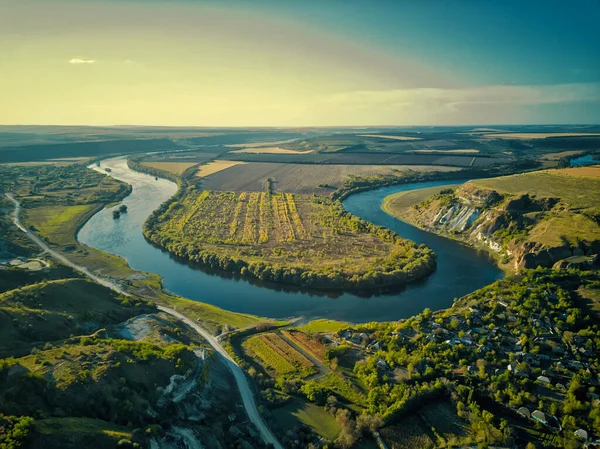 Nehrin üzerinde manyetik günbatımı. Sonbahar manzarası. Dniester Nehri, Moldova.