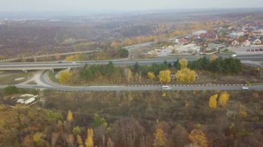AERİAL Görünümü Sersemletici Sonbahar Doğa ve Yolu üzerinde Uçan Resimli Kırsal Arazi. Autumn Scenery Hava Çekimi Yolu. Sonbahar Günü Renkli Manzaralarda Araba Sürme Yolu.