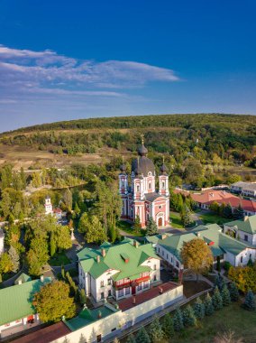 Etrafı sonbahar ormanlarıyla çevrili bir Hıristiyan manastırı üzerinde uçmak. Kurky Manastırı, Moldova Cumhuriyeti.