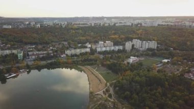 Echo Park Gölü üzerindeki hava görüntüleri. Sonbahar günü şehir parkında. Moldova Cumhuriyeti 'nin başkenti Kishinev.
