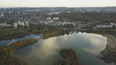 Echo Park Gölü üzerindeki hava görüntüleri. Sonbahar günü şehir parkında. Moldova Cumhuriyeti 'nin başkenti Kishinev.