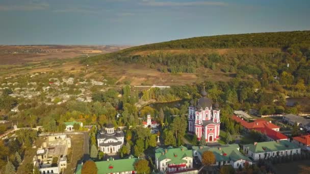 Vuelo Sobre Monasterio Cristiano Rodeado Bosque Otoñal Monasterio Kurky República — Vídeo de stock