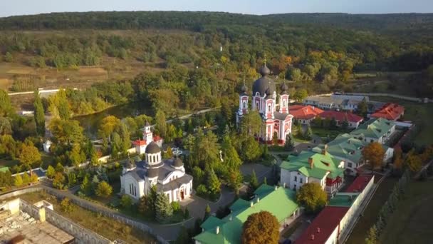 Полет Над Христианским Монастырем Окружении Осеннего Леса Kurky Monastery Moldova — стоковое видео