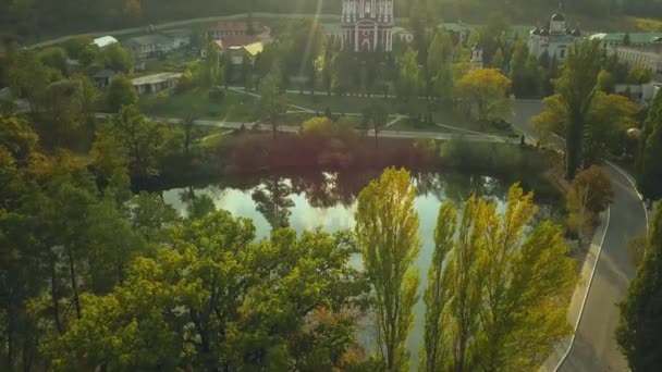 Let Nad Křesťanským Klášterem Obklopeným Podzimním Lesem Při Západu Slunce — Stock video