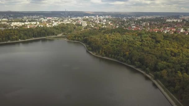 Vista Aérea Lago Parque Com Árvores Outono Kishinev Moldávia Voo — Vídeo de Stock