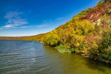 Canlı düşen yapraklar Dinyester Nehri, Moldova Cumhuriyeti 'ni yansıtıyor.