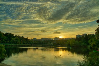 Güz Günbatımı Gölde Güzel manzaralı kızıl günbatımı bir göl üzerinde