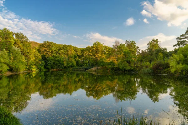 Herfst Zonsondergang Het Meer Herfst Gebladerte Weerspiegelt Het Meer — Stockfoto