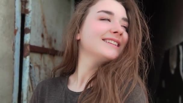 Egy Lány Portréja Szabadban Egy Régi Épület Hátterében — Stock videók