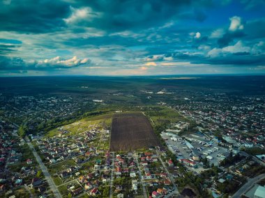 İHA 'dan hava görüntüsü. Şehir, uzak köyler ve tarlalarla banliyölerin üzerindeki hava manzarası inanılmaz.