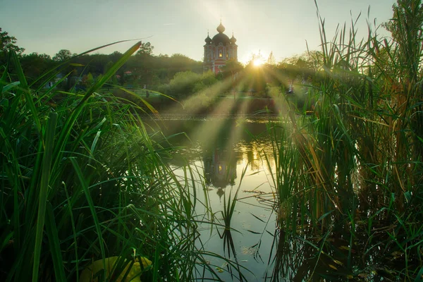 Kostel Nachází Břehu Jezera Klášter Curchi Moldavska Podzimní Západ Slunce — Stock fotografie