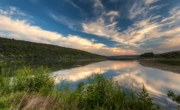 Puesta Sol Mágica Sobre Río Cielo Colorido Bajo Sol Reflejado — Foto de Stock