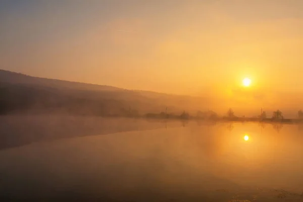 Sonnenaufgang Über Dem Nebligen See Stöcke Vordergrund Seeufer Sonne Geht — Stockfoto